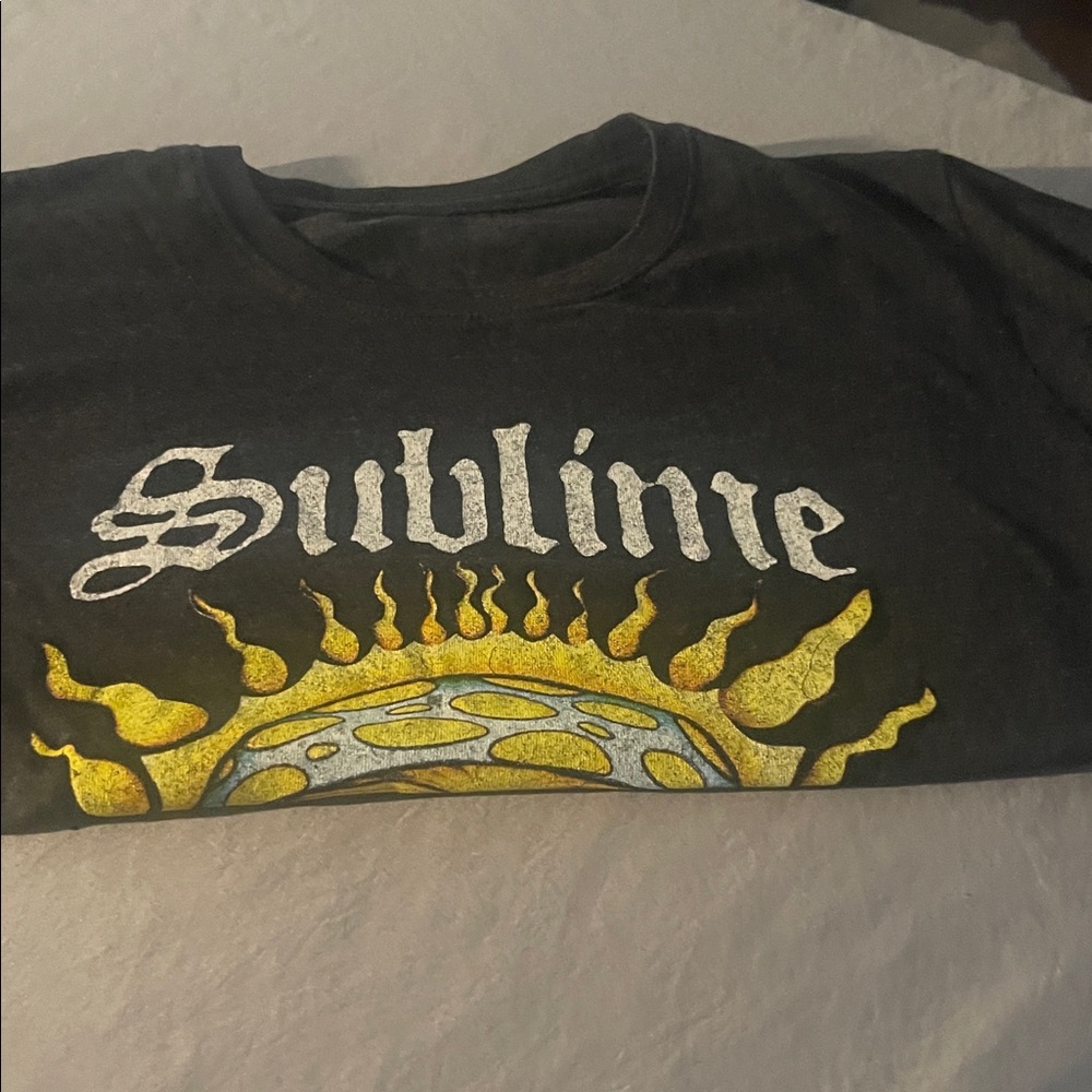 Sublime Graphic Tee with Sun Design- no size indicated but it’s a small - Picture 5 of 6